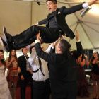 Arrojando al novio por el aire