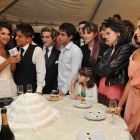 Los novios antes de cortar la torta