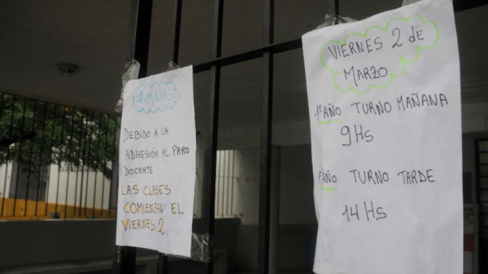 Aviso en la puerta de una escuela de La Plata: los docentes rechazaron la propuesta del gobierno y no comenzaron las clases. 