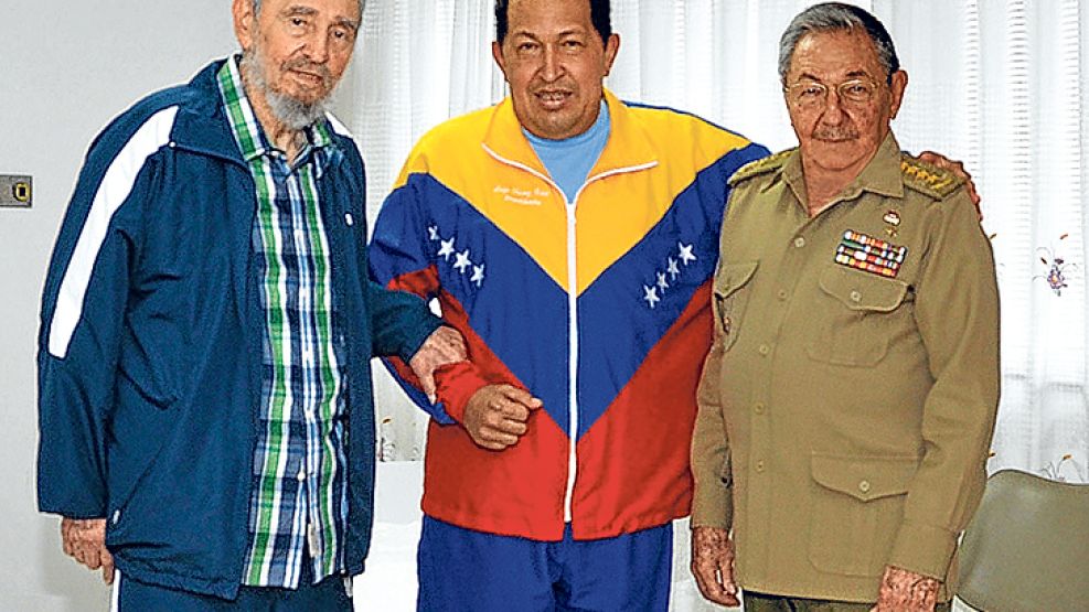 Chávez junto a los hermanos Fidel y Raúl Castro, en Cuba. 