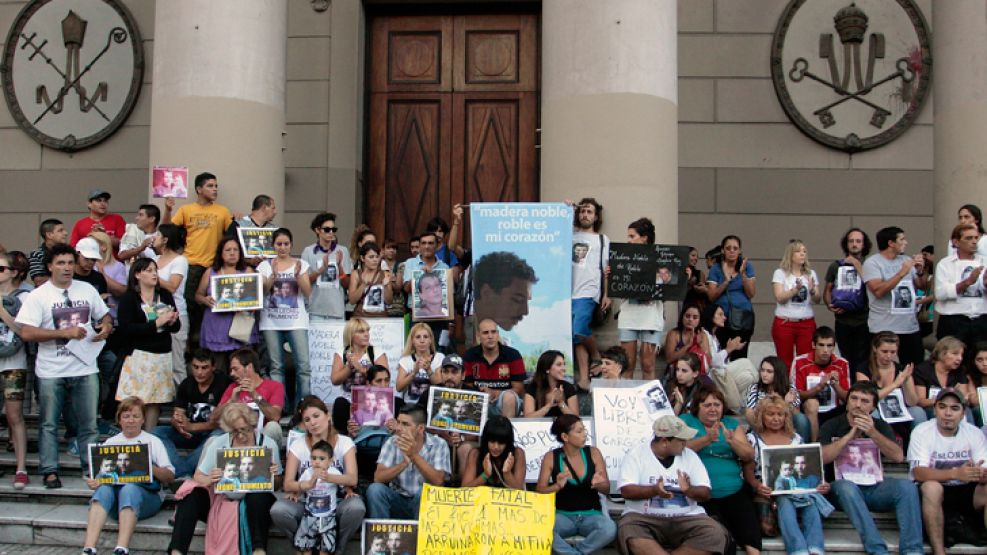 Familiares de las víctimas de la tragedia de Once se congregaron en la escalinata de la Catedral Metropolitana, para volver a pedir justicia.