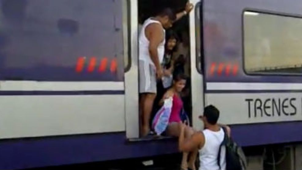 Los pasajeros debieron bajar por sus propios medios del tren y caminar por las vías hasta la estación de Retiro.