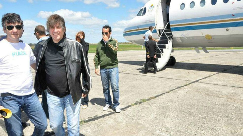 Tango 02. Boudou baja del avión presidencial con su asesor Juanchi Zabaleta. Ese mismo día, tras la carrera, regresó a Buenos Aires.