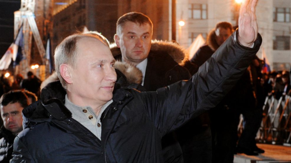 Vladimir Putín vuelve a ser primer ministro ruso según los sondeos. El cantó victoria con la mitad de los sufragios escrutados.