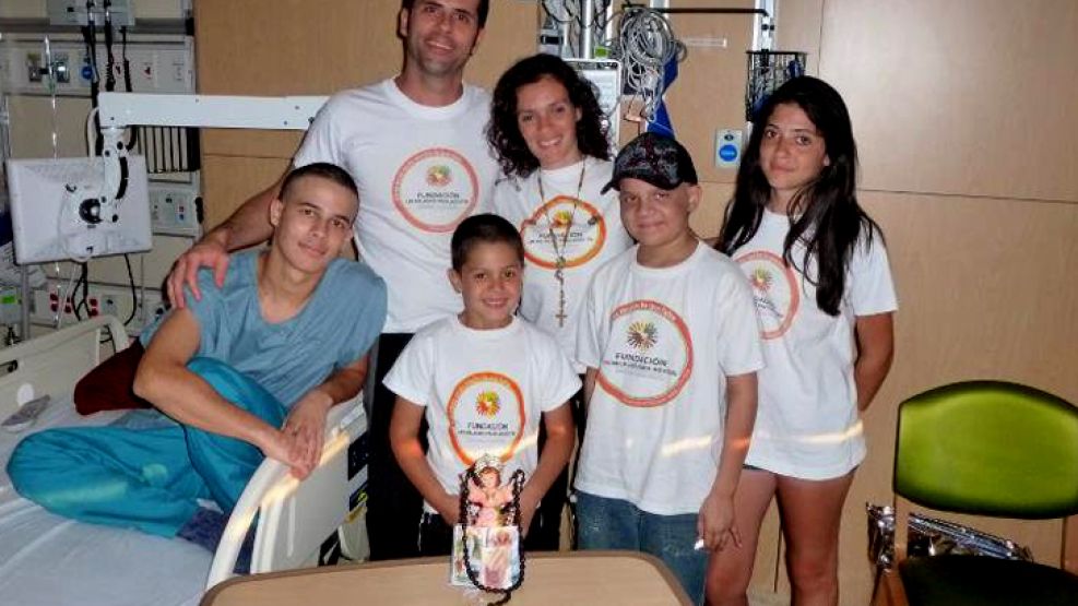 Agustín y su familia después del transplante de médula. 