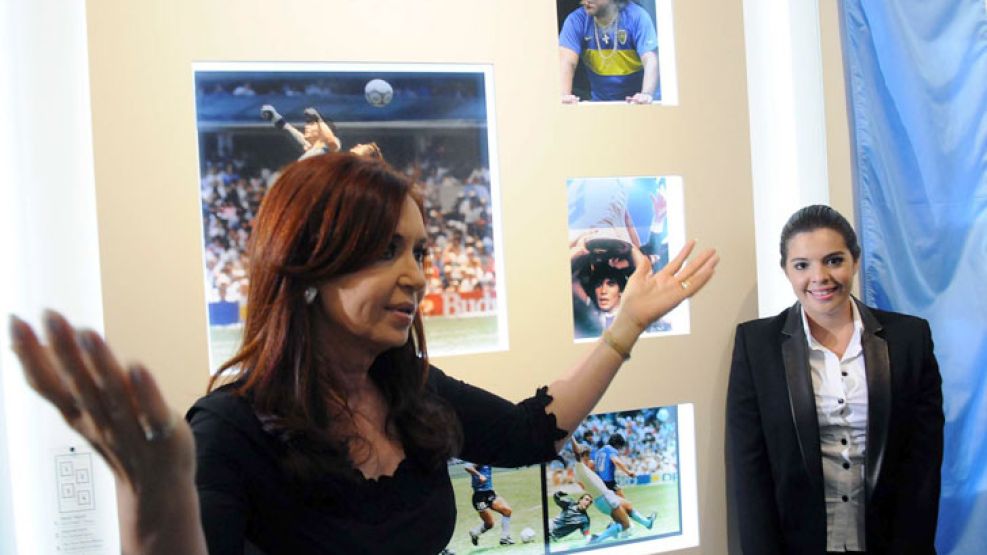 Cristina y Dalma Maradona al inaugurar el Salón de Idolos Populares.