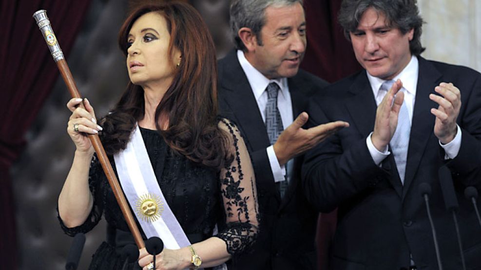 Cristina al asumir su segundo mandato, mientras atrás Cobos dialoga con su sucesor Boudou.