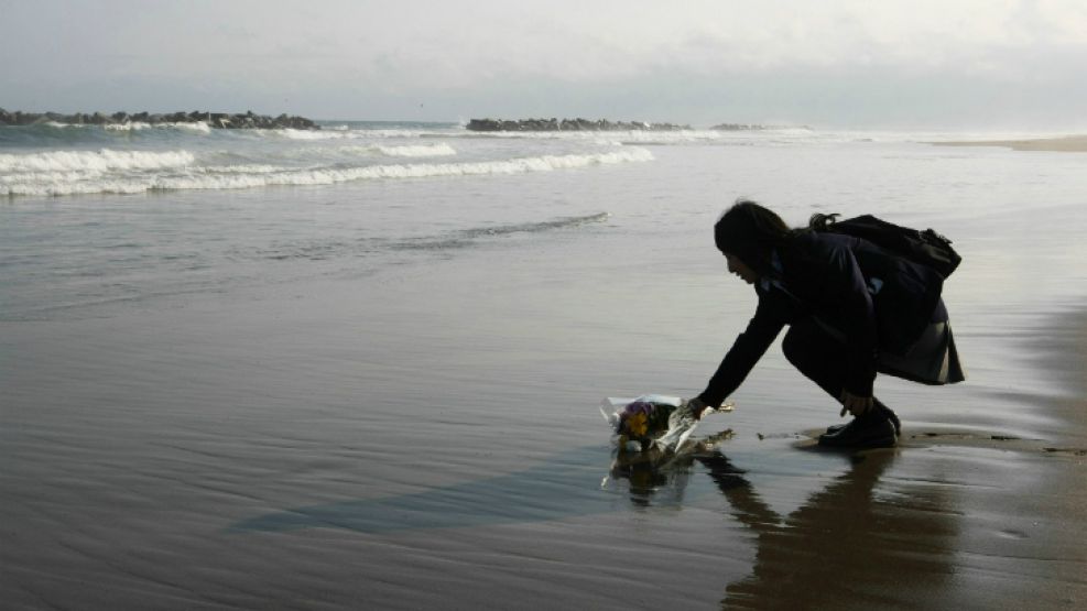 Una joven recuerda hoy a su padre que murió como consecuencia del tsunami.