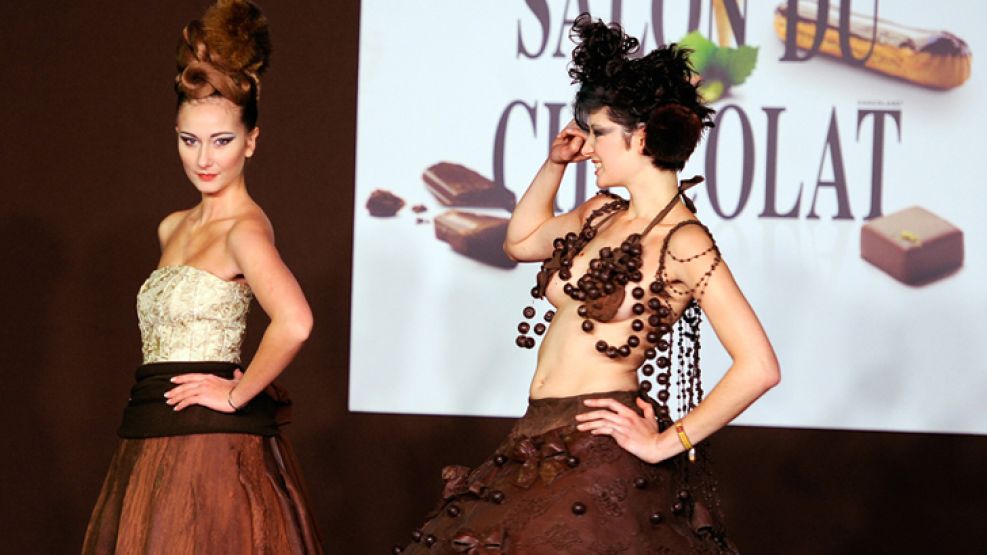 Dos modelos con accesorios de chocolate desfilan en Bordeaux.
