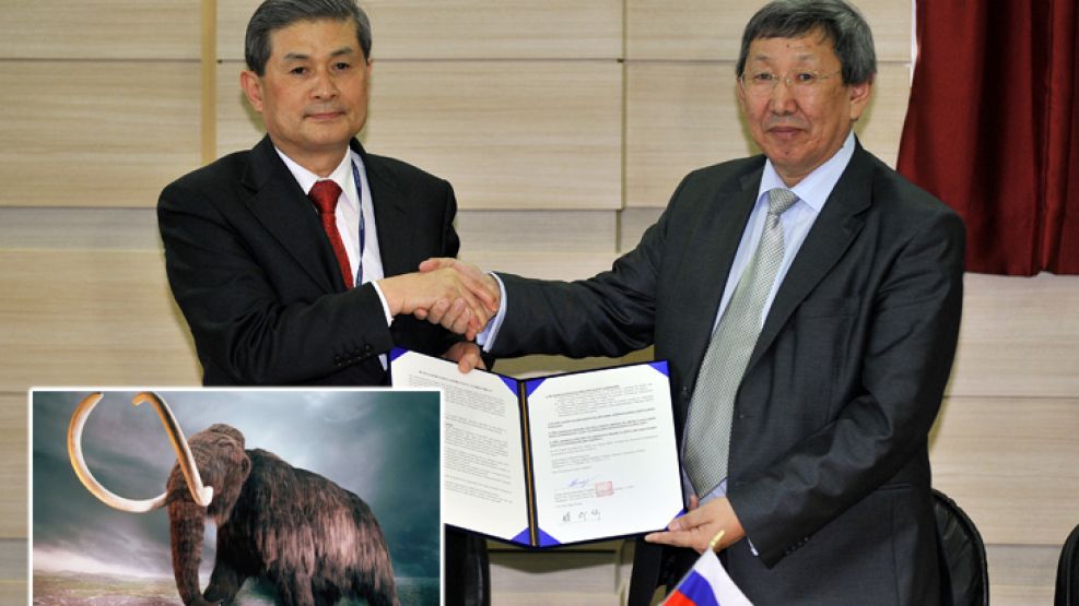 Hwang Woo-Suk (izq) y Vasily Vasiliev  (der) se saludan tras la firma del acuerdo para "revivir" al mamut extinguido hace 10.000 años.