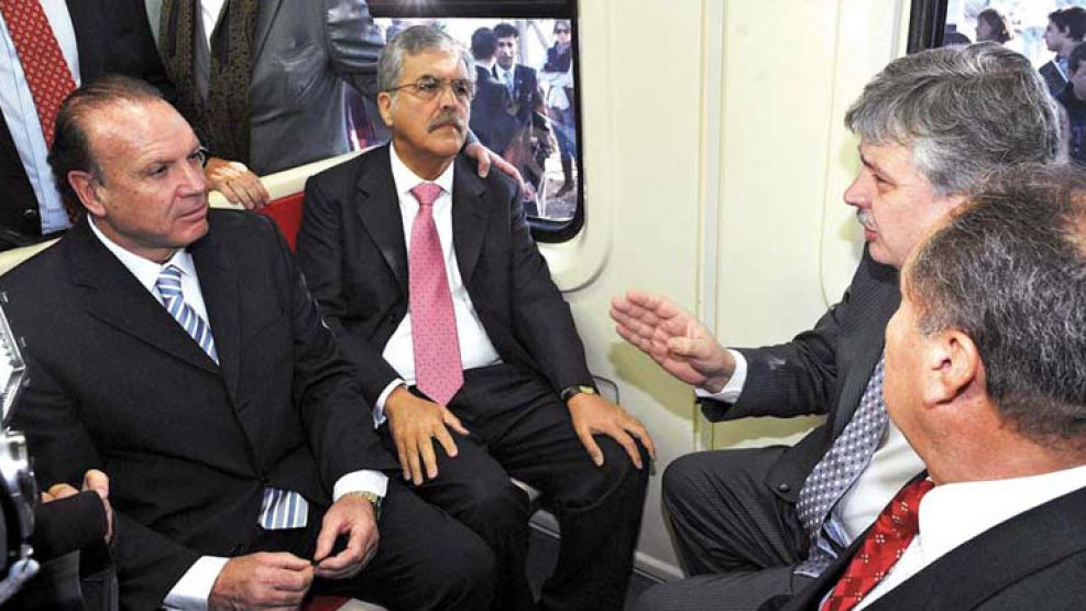 Los Cirigliano junto al ministro de Planificación Julio de Vido y el ex secretario de Transporte, Juan Pablo Schiavi, en la inauguración de los trenes de doble piso.