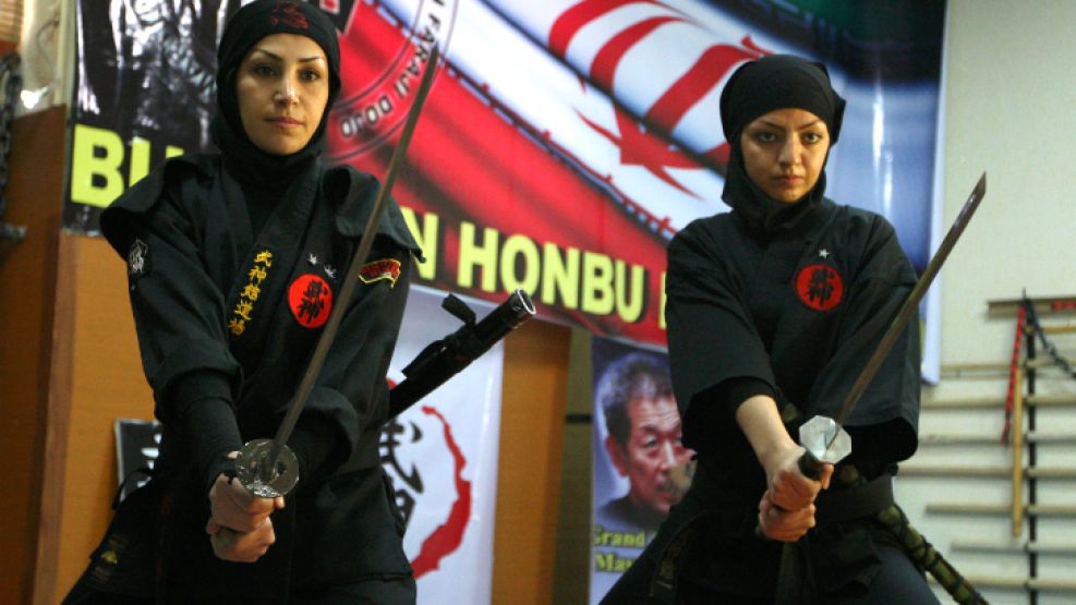Las mujeres ninjas demuestran sus habilidades en Karaj, a 40 km de Teheran.