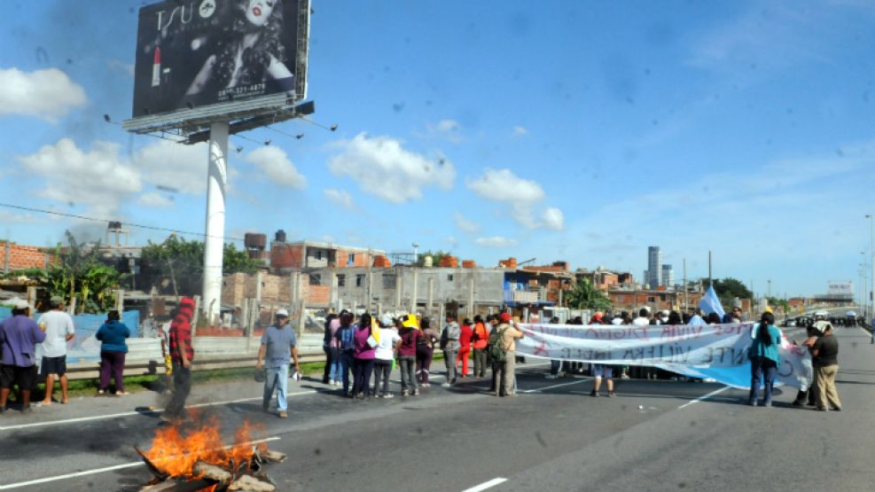 Un grupo de habitantes de la villa 31 cortaba desde las 10.30 la Autopista Illia, mano al centro porteño, en la zona de Retiro, en protesta por la ocupación de un espacio libre del asentamiento por pa