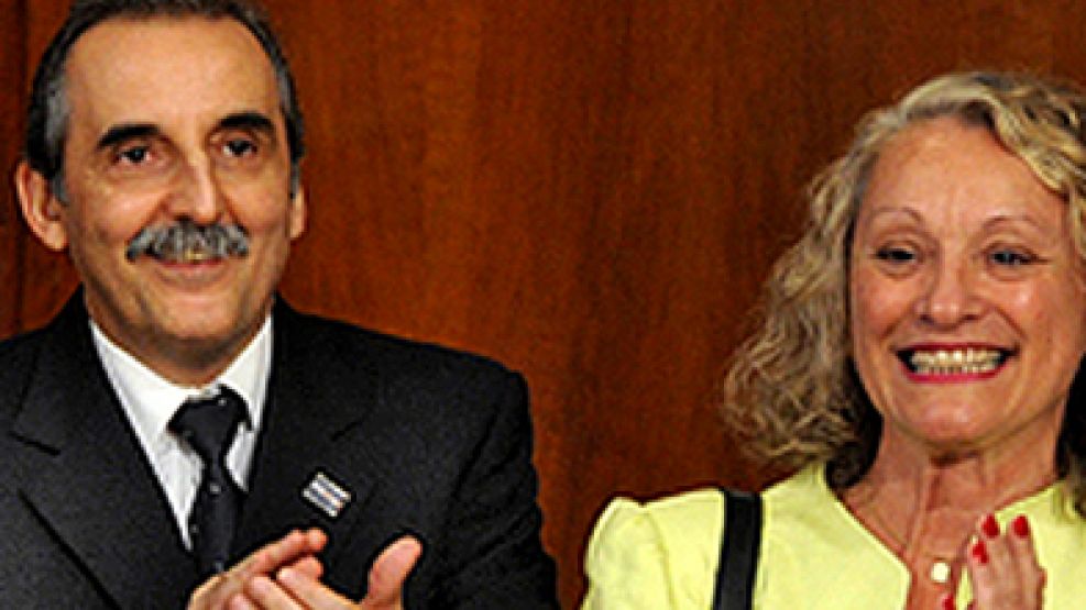 A dúo: Guillermo Moreno y Beatriz Paglieri controlan las secretarías de Comercio Interior y Exterior y realizan viajes de promoción comercial junto a empresarios.
