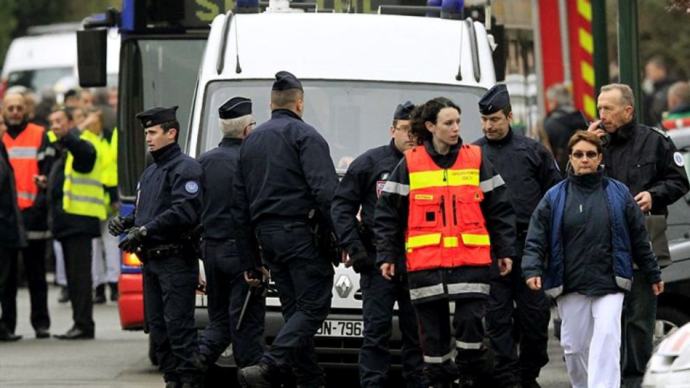 La policía francesa acordona la zona de un barrio residencial de Toulouse.
