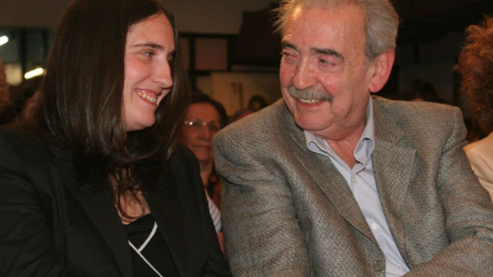 El poeta Juan Gelman y su nieta Macarena, nacida en cautiverio. La joven recuperó su identidad en 2000.