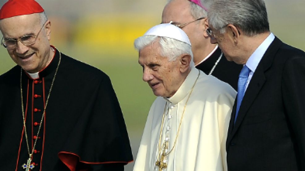 El premier Mario Monti y el cardenal Tarcisio Bertone acompañan al Papa en su partida desde Roma.