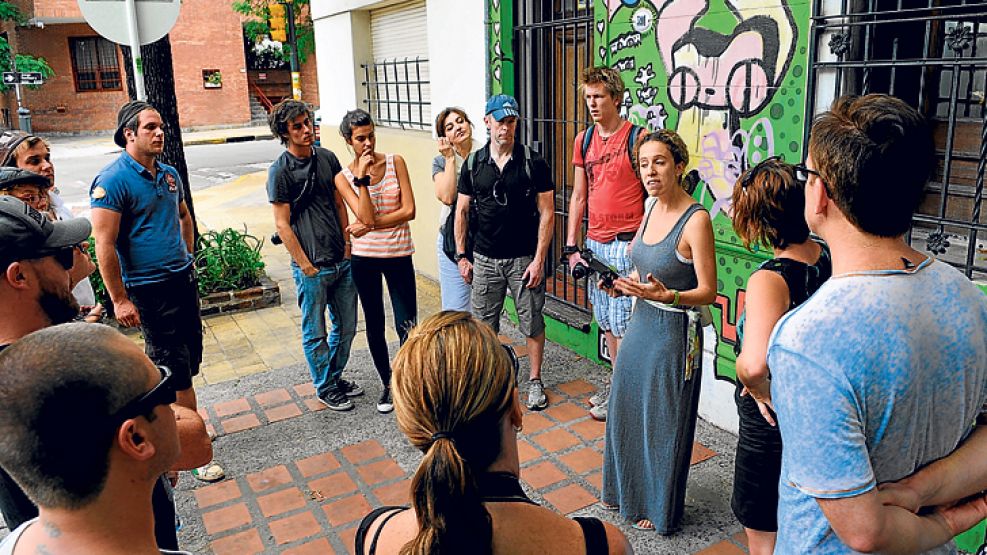 Decenas de turistas eligen todas las semanas hacer un "graffiti tour".