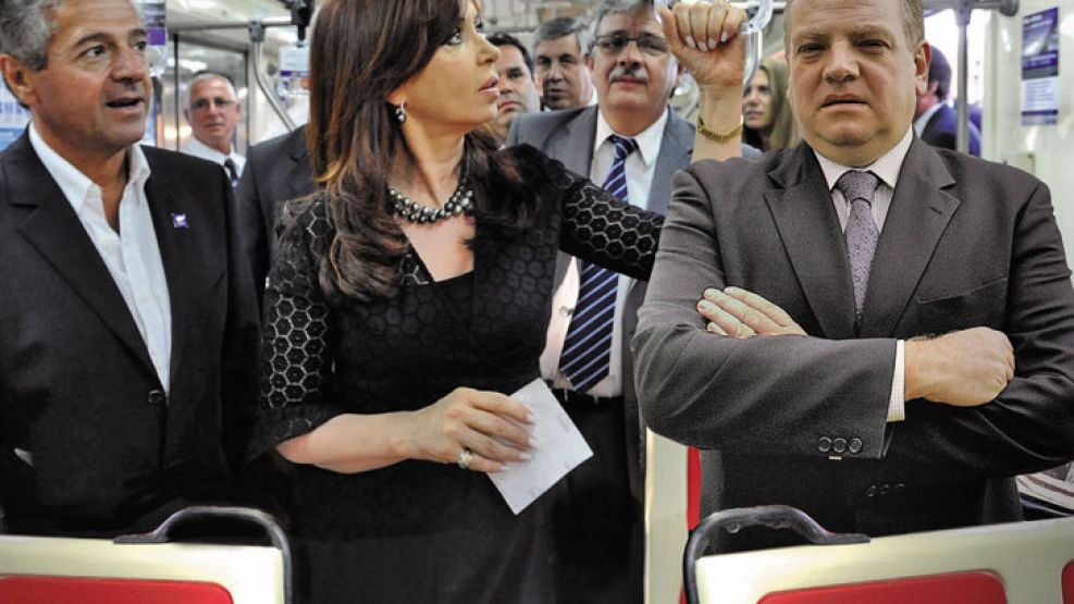 Claudio Cirigliano, presidente de Cometrans, junto a CFK. A la derecha, Mario Cirigliano en un montaje que fue tapa de la revista Noticias.