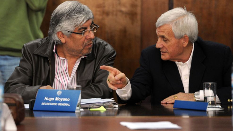 Hugo Moyano, titular de la CGT y Antonio Caló, líder de la UOM en la reunión de hoy en la central sindical. 