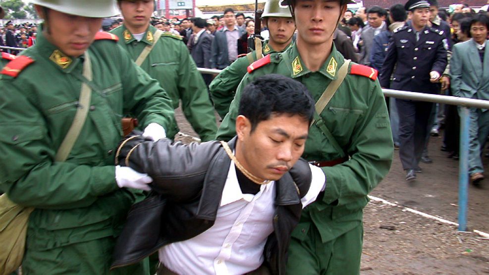 China. Huang Hu es llevado a su ejecución tras ser condenado por envenenar a 70 chicos.