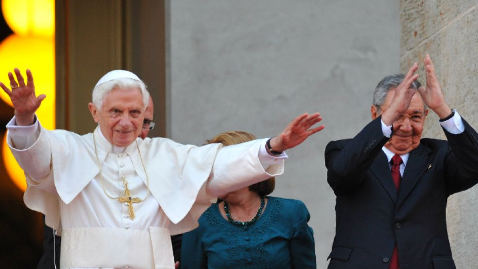 Raúl Castro y el Papa Benedicto XVI saludan desde la Plaza de la Revolución.