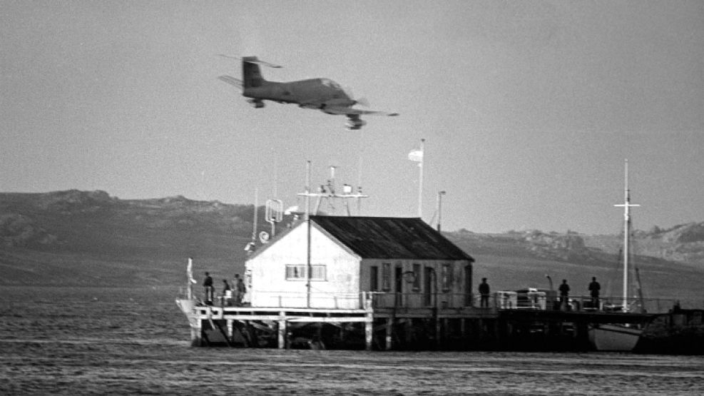 Un avión Pucará surca los cielos malvinenses en un patrullaje aéreo de la zona (mayo 1982).