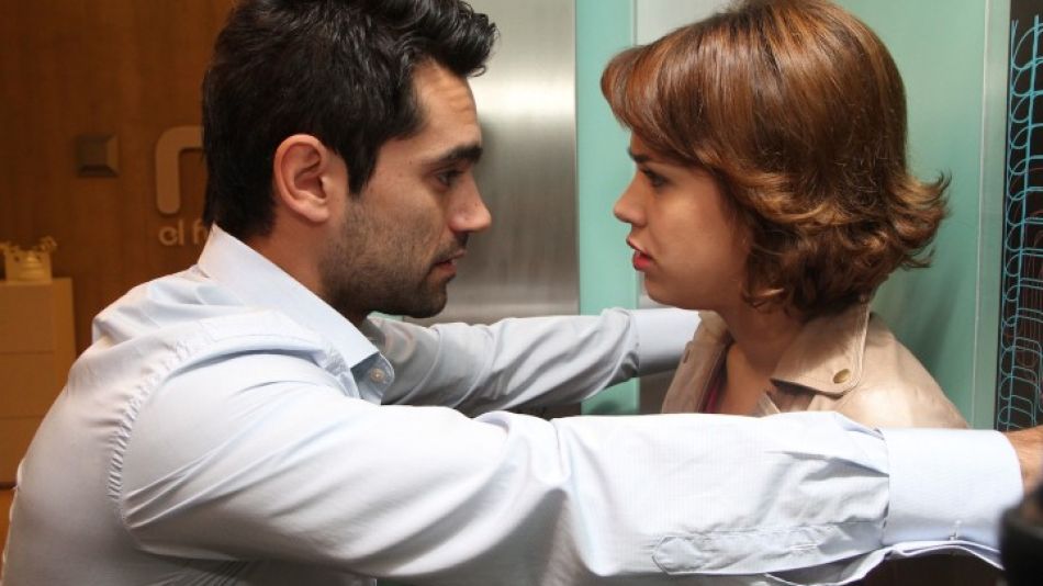 Ana y Lucas en el ascensor
