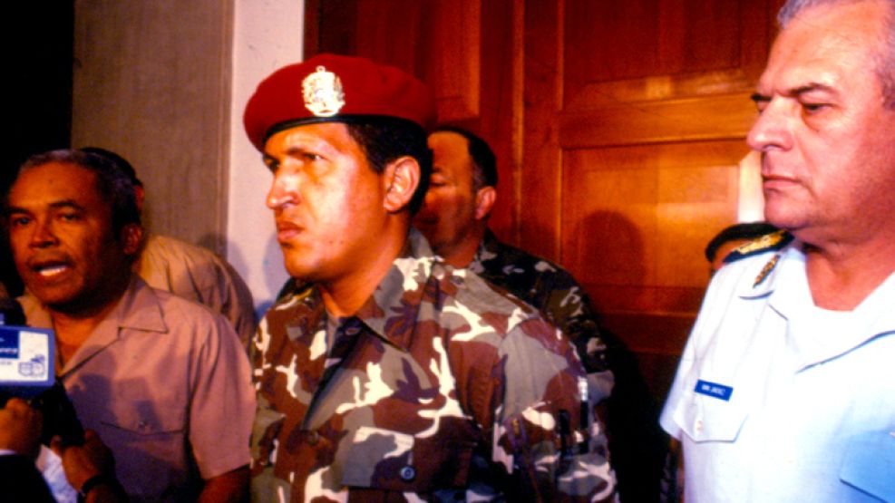 El entonces Teniente Coronel Hugo Chávez, al frente de la insurrección golpista.