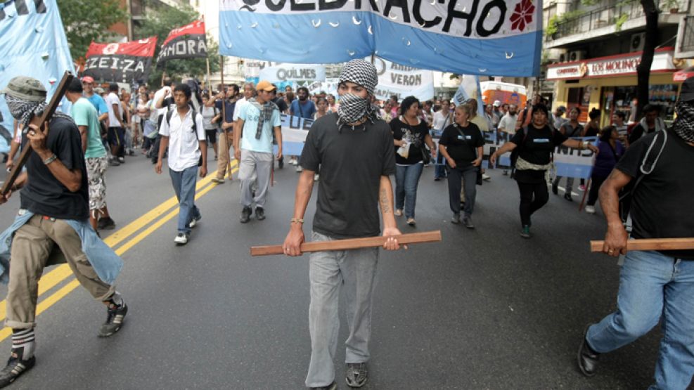 La marcha de Quebracho por el aniversario de la Guerra de Malvinas.