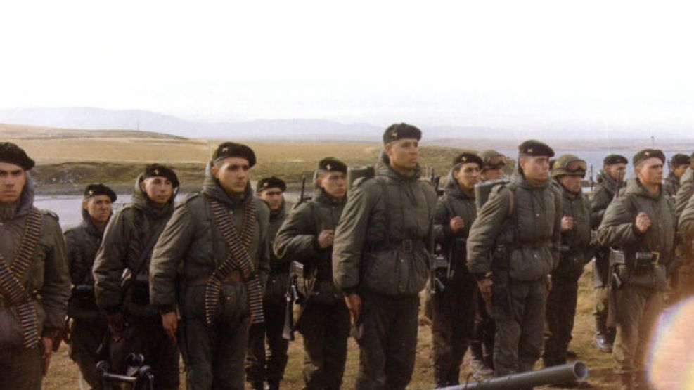 Oscar, el segundo desde la izquierda, en el juramento previo al combate en Malvinas.