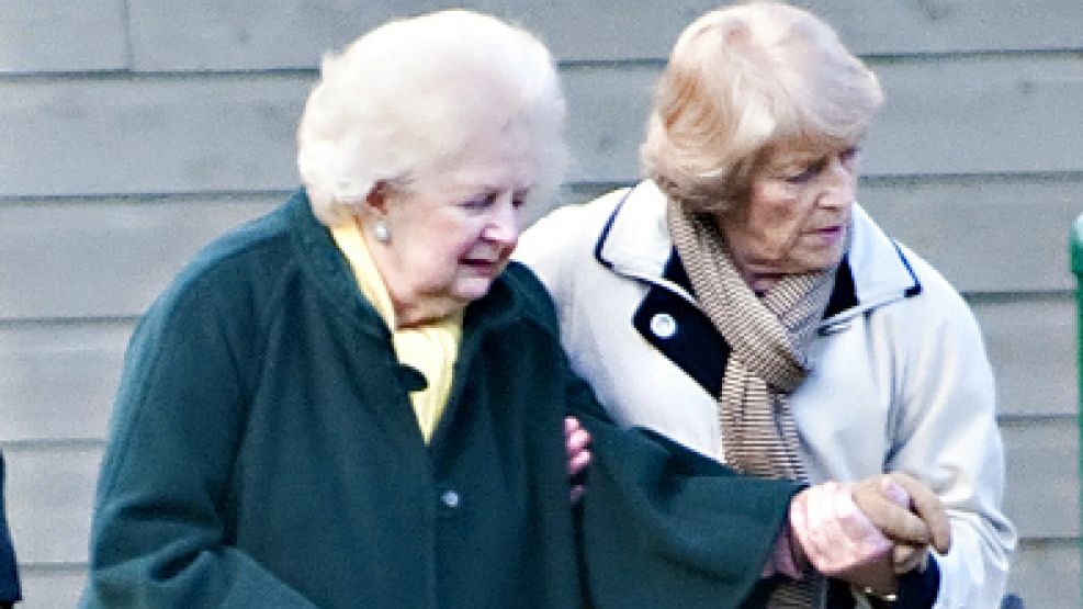 Salida. Margaret Thatcher, esta semana en la plaza Chester, acompañada de su enfermera Kate.