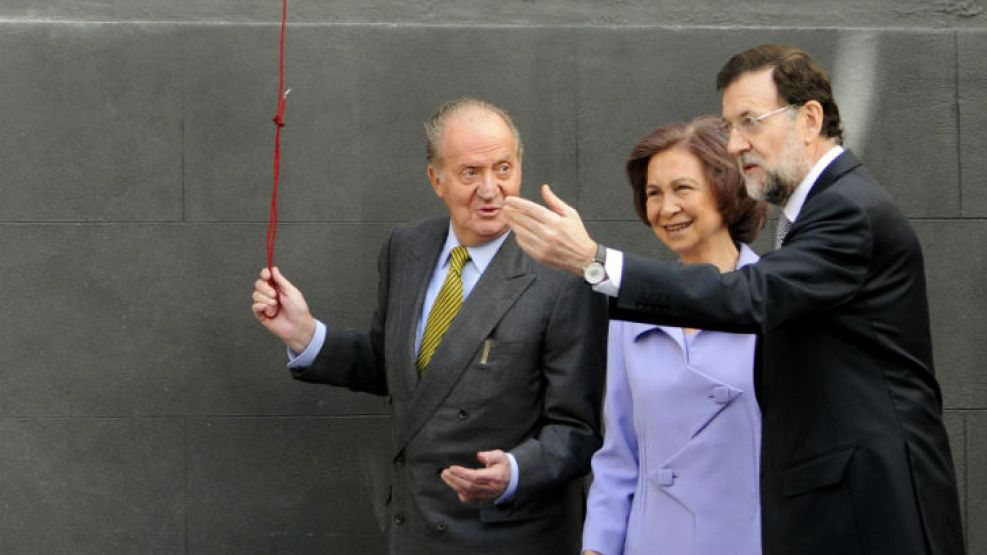El jefe de Estado español junto a los Reyes: decidió recortar el Presupuesto de la Casa Real de España en un 2% hasta limitarlo a ? 8,26 millones.