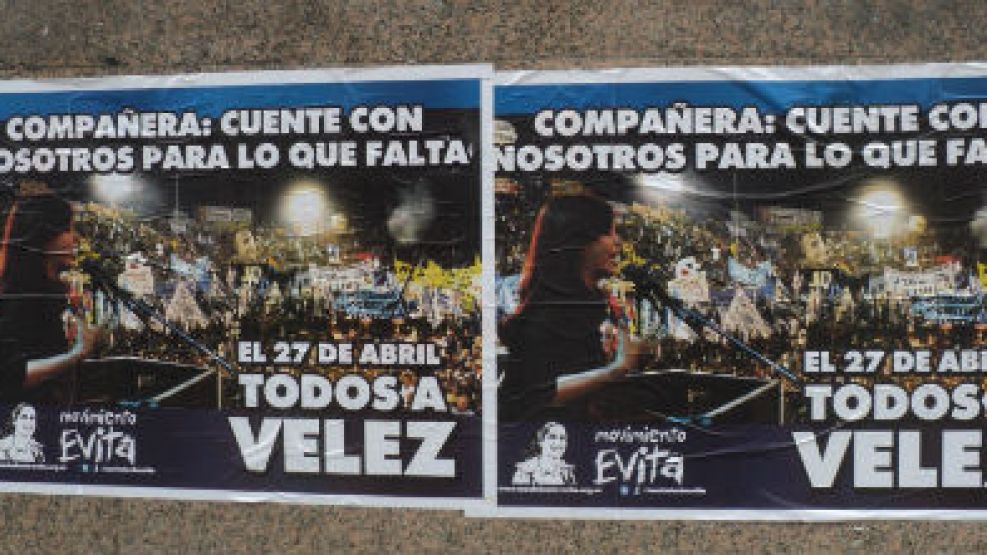 Los afiches llaman a los militantes a ir a Vélez para escuchar a Cristina.