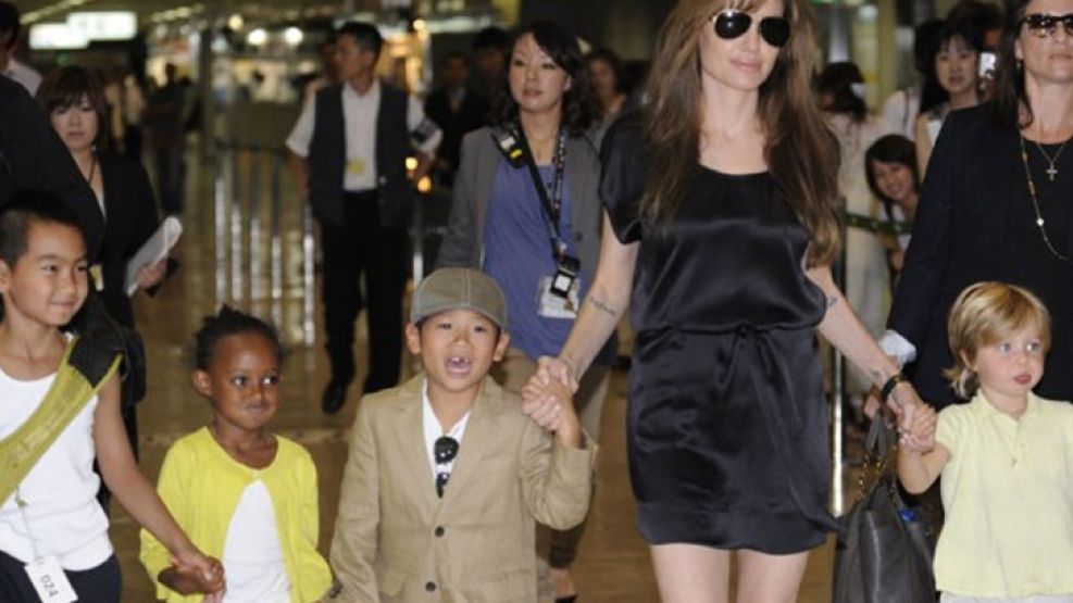 Angelina Jolie llega a Japón con Maddox, Zahara, Pax y Shiloh.