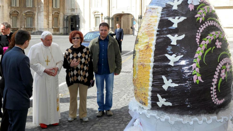 Benedicto XVI contempla el huevo de pascua que le regaló la industria pastelera de Cremona.