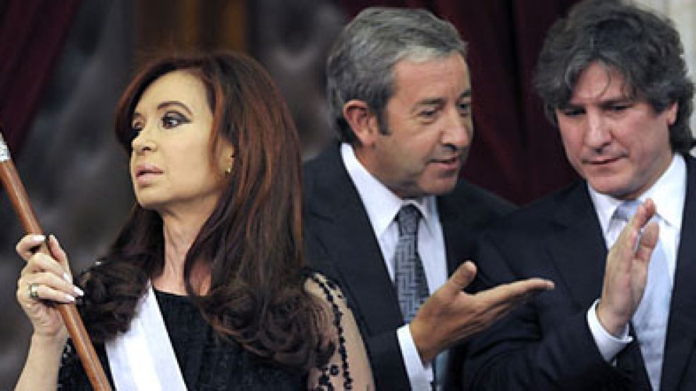 Cristina al asumir su segundo mandato, con su ex vice, Julio Cobos, dialogando con su sucesor Boudou. 