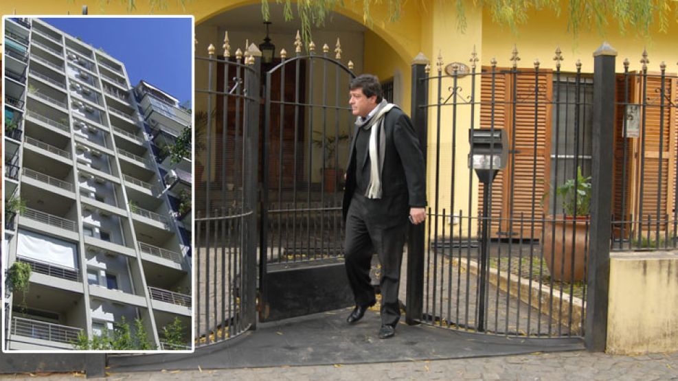 Gabriel Mariotto sale de su casa de Lavallol, en Lomas de Zamora. A la izquierda, el edificio en una zona exclusiva de Palermo donde compró un departamento en 2006.