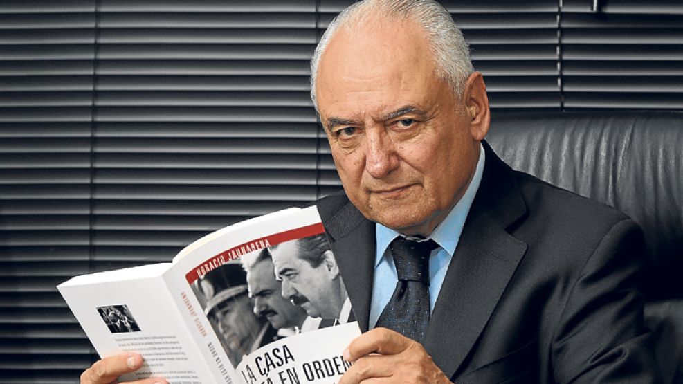 El ex ministro de Defensa entre 1986 y 1989, Horacio Jaunarena, sostiene su libro sobre el levantamiento carapintada, "La casa está orden".