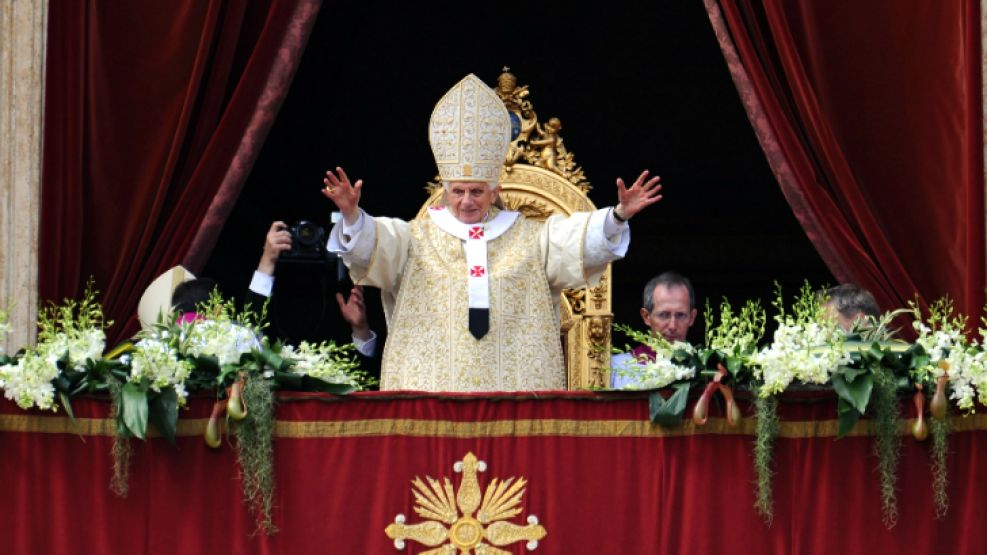 El Papa envía su bendición Urbi et Orbi a los fieles presentes y a través de la transmisión televisiva.