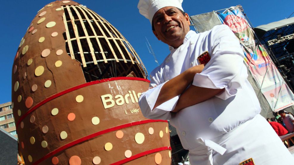 Miles de personas participaron hoy del cierre de la Fiesta del Chocolate en Bariloche, donde se rompió y repartió entre los presentes un gigantesco huevo de Pascua de más de ocho metros de altura.