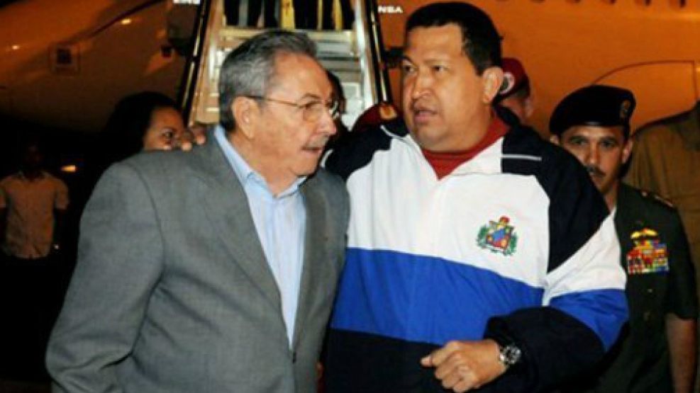 Raúl Castro y Hugo Chávez en el aeropuerto de La Habana.