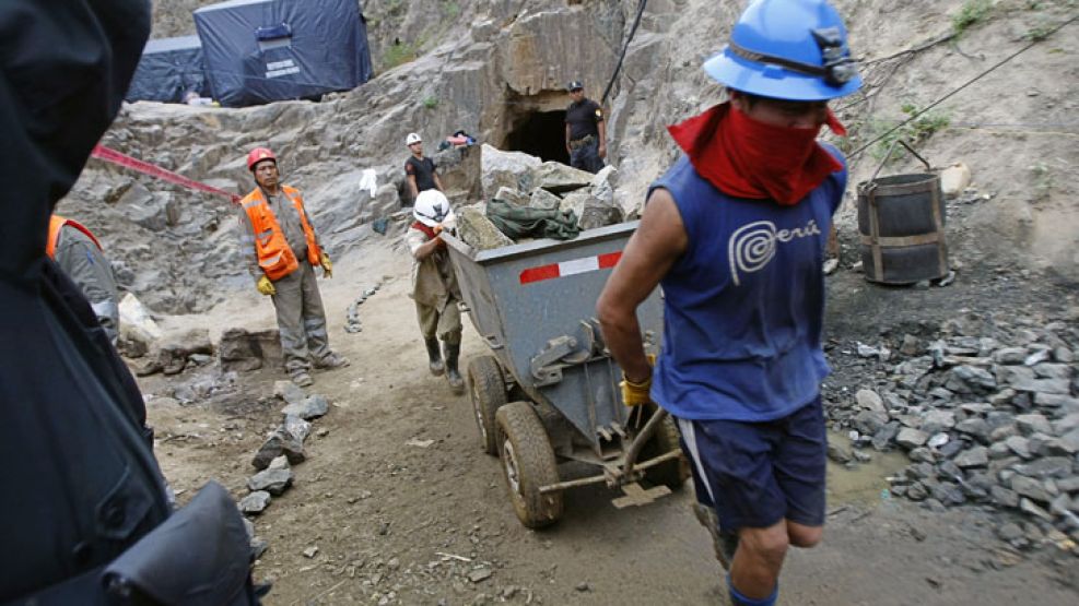 Comenzaron las tareas de rescate de los mineros peruanos atrapados.