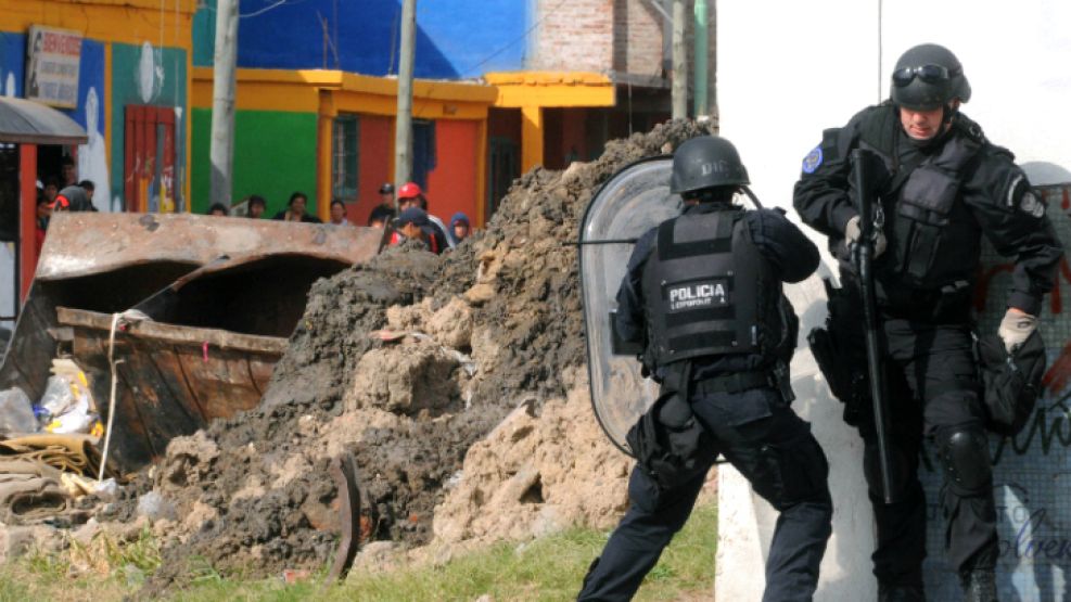 Personal de la policía Metropolitana volvió a enfrentarse a media mañana con vecinos de la villa 31 de Retiro.