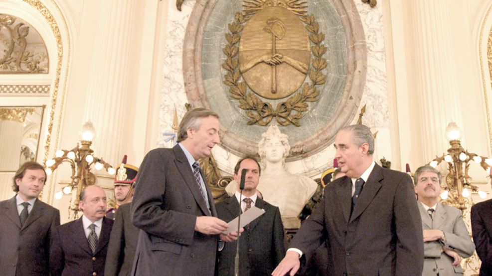 Righi jura ante el ex presidente de Néstor Kirchner como titular de la Procuración General de la Nación, en junio de 2004. 
