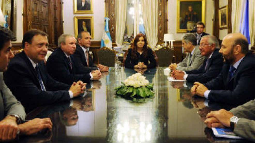 CFK y los gobernadores "petroleros". Reunidos antes con De Vido, habrían acordado disminuir la presión contra la empresa.