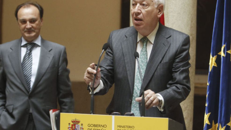 El ministro de Asuntos Exteriores español, José Manuel García-Margallo, dio una conferencia tras reunirse con el embajador argentino en España, Carlos Bettini.