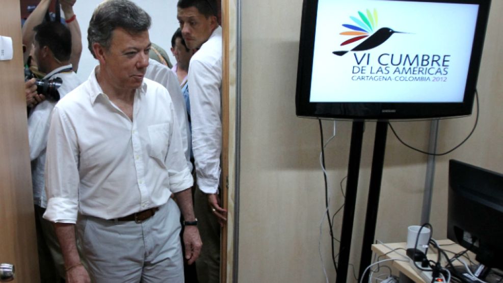 El presidente colombiano, Juan Manuel Santos, visita el centro de prensa de la Cumbre a la espera de los presidentes.