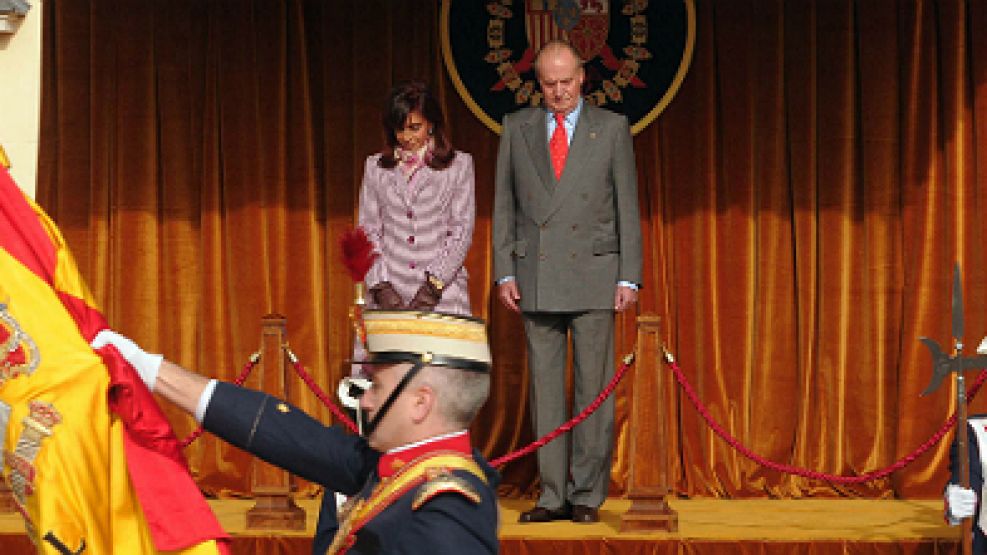 Otros tiempos, otras relaciones. El Rey Juan Carlos recibe en un ceremonia de bienvenida a Cristina en 2009.