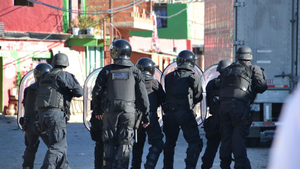 El cuerpo especial de la Policía Metropolitana, en un operativo reciente en la Villa 31, en Retiro.